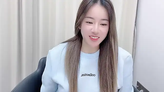 chloe-01 online show from 01/15/25, 12:15