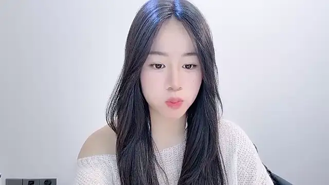 chloe-01 online show from 12/18/25, 04:06