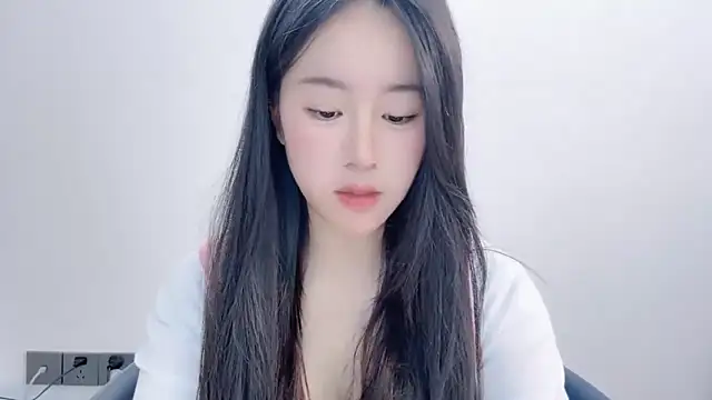 chloe-01 online show from 12/20/25, 06:27