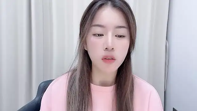 chloe-01 online show from 12/02/24, 12:13