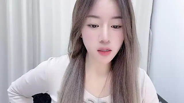 chloe-01 online show from 12/06/24, 12:22