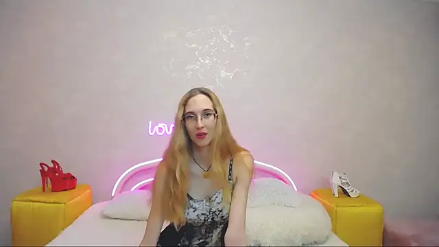 Snapshot of KlaryBrait chatting on 01/26/25, 10:23 KlaryBrait online show from 01/26/25, 10:23