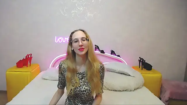 Snapshot of KlaryBrait chatting on 03/05/25, 02:12 KlaryBrait online show from 03/05/25, 02:12