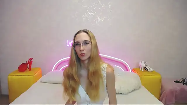 Snapshot of KlaryBrait chatting on 01/29/25, 12:24 KlaryBrait online show from 01/29/25, 12:24