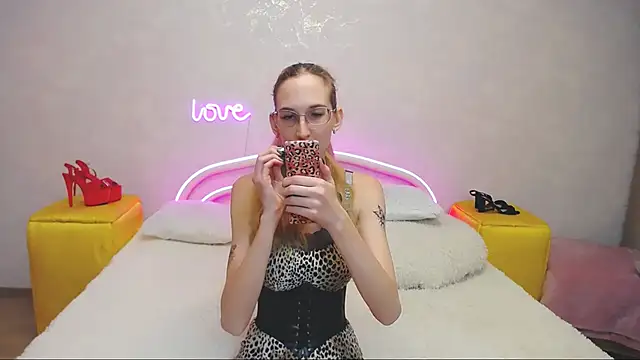 Snapshot of KlaryBrait chatting on 02/25/25, 01:43 KlaryBrait online show from 02/25/25, 01:43