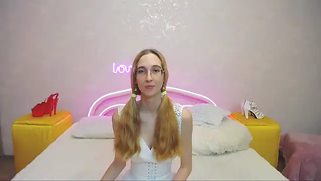 Snapshot of KlaryBrait chatting on 01/27/25, 10:16 KlaryBrait online show from 01/27/25, 10:16