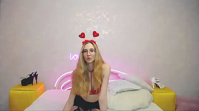 Snapshot of KlaryBrait chatting on 02/17/25, 02:28 KlaryBrait online show from 02/17/25, 02:28