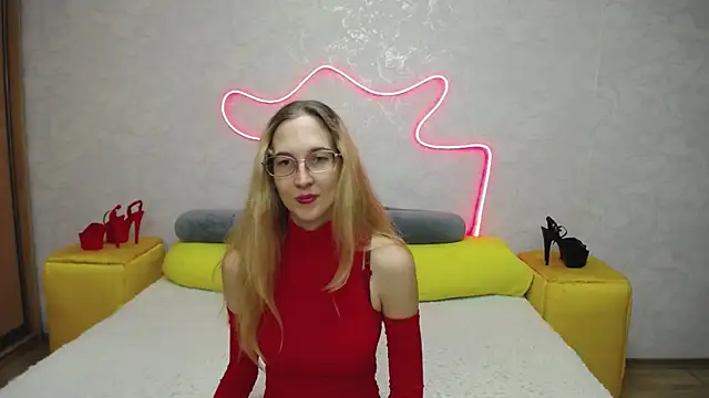 Snapshot of KlaryBrait chatting on 10/10/25, 11:22 KlaryBrait online show from 10/10/25, 11:22