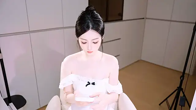 Eimile online show from 04/27/26, 03:10