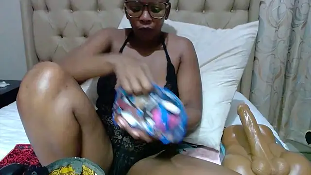 QUEENSHEBAxx01 online show from 10/18/25, 12:56