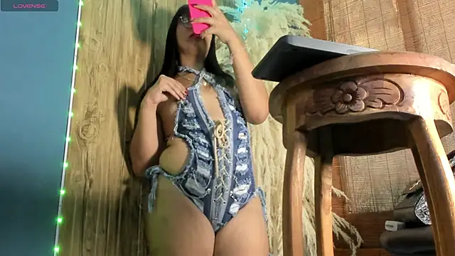adhara hotter online show from 09/25/25, 10:05
