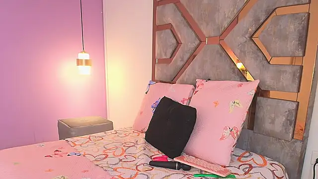 Snapshot of BRITHANY_SPARK chatting on 12/19/25, 03:54 BRITHANY SPARK online show from 12/19/25, 03:54