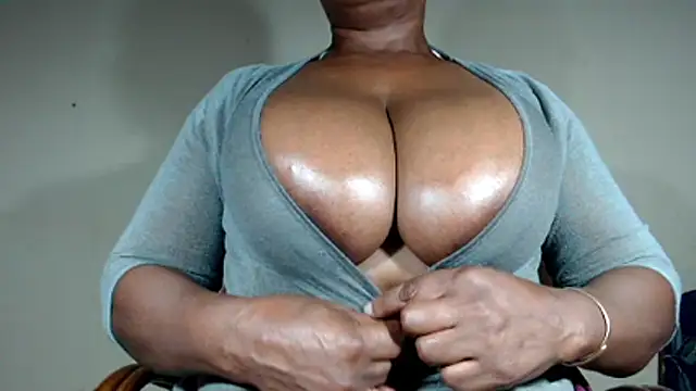 Snapshot of boobassymom chatting on 03/16/26, 07:05 boobassymom online show from 03/16/26, 07:05