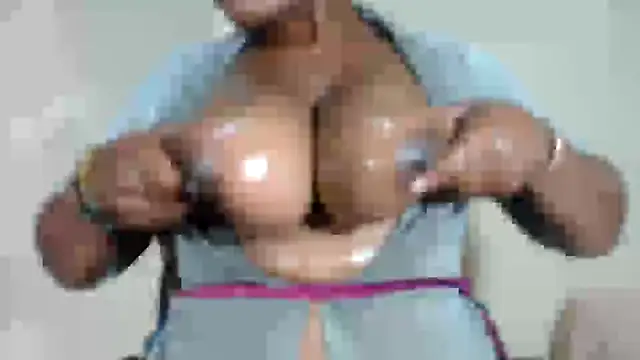 Snapshot of boobassymom chatting on 02/11/25, 05:40 boobassymom online show from 02/11/25, 05:40