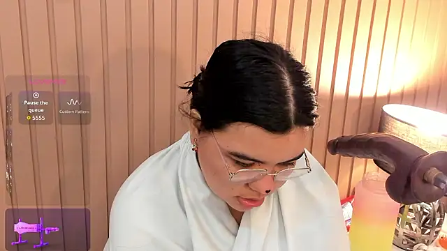 Snapshot of klhoe_boobs chatting on 02/02/26, 07:51 klhoe boobs online show from 02/02/26, 07:51