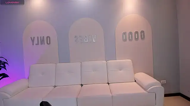 Snapshot of ValeriaRoldanX chatting on 04/19/26, 10:27 ValeriaRoldanX online show from 04/19/26, 10:27