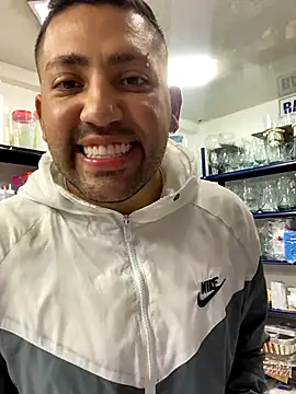 JuanZapata33 online show from 10/13/25, 09:38