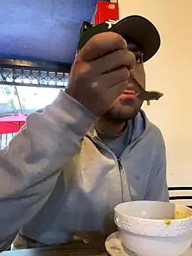 JuanZapata33 online show from 11/12/25, 09:40