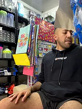 JuanZapata33 online show from 09/28/25, 09:11