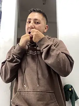 JuanZapata33 online show from 11/18/25, 09:07