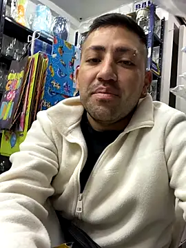 JuanZapata33 online show from 11/05/25, 10:13