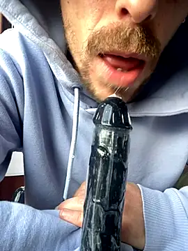 Snapshot of dann1111 chatting on 10/25/25, 03:34 dann1111 online show from 10/25/25, 03:34