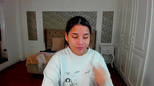 Snapshot of Mayaa_ross chatting on 09/25/25, 02:06 Mayaa ross online show from 09/25/25, 02:06