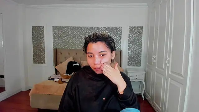 Snapshot of Mayaa_ross chatting on 09/26/25, 03:35 Mayaa ross online show from 09/26/25, 03:35