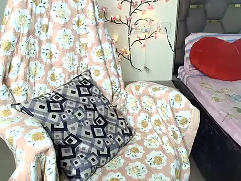 Snapshot of CUTE_princess_143 chatting on 05/13/26, 12:56 CUTE princess 143 online show from 05/13/26, 12:56