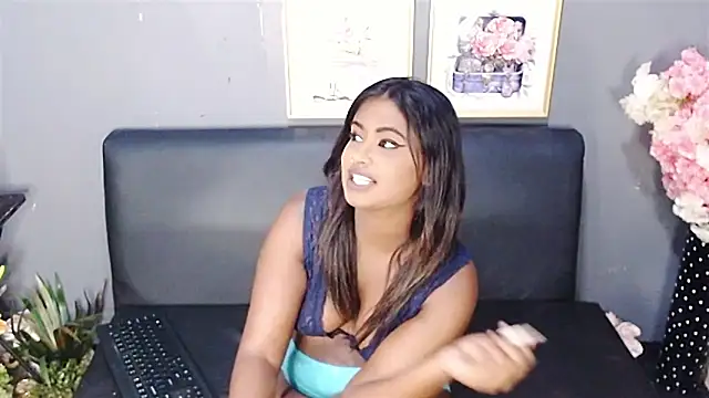 Snapshot of Littleindianmilf chatting on 03/18/25, 02:39 Littleindianmilf online show from 03/18/25, 02:39
