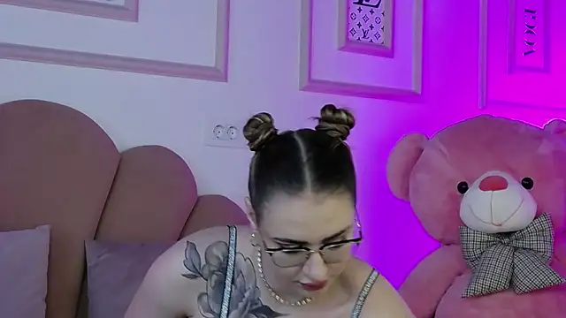 Snapshot of Abby__White chatting on 05/17/26, 04:18 Abby White online show from 05/17/26, 04:18