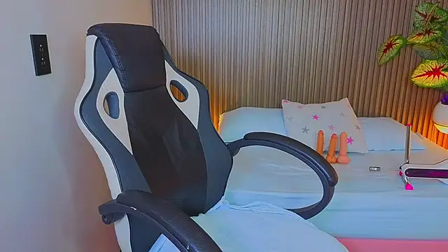 Snapshot of angelica_dymond chatting on 02/07/26, 12:35 angelica dymond online show from 02/07/26, 12:35