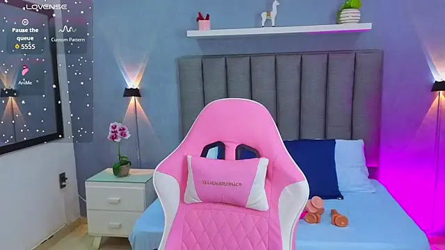 Snapshot of angelica_dymond chatting on 10/17/25, 12:07 angelica dymond online show from 10/17/25, 12:07