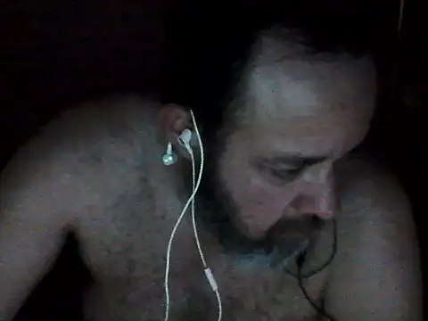 Snapshot of Leocesar37 chatting on 10/17/25, 03:58 Leocesar37 online show from 10/17/25, 03:58