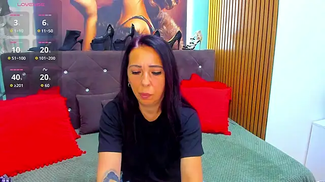 Snapshot of LauraSin chatting on 06/19/26, 05:52 LauraSin online show from 06/19/26, 05:52