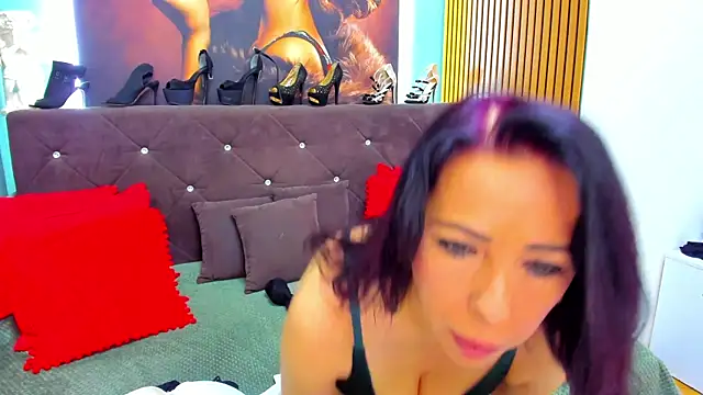 Snapshot of LauraSin chatting on 05/30/26, 03:35 LauraSin online show from 05/30/26, 03:35