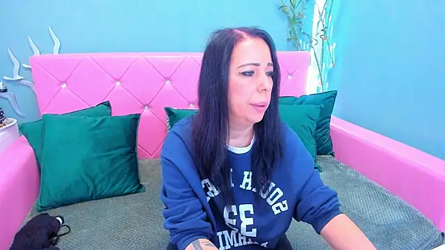 Snapshot of LauraSin chatting on 11/26/25, 04:23 LauraSin online show from 11/26/25, 04:23