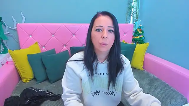 Snapshot of LauraSin chatting on 12/16/25, 04:50 LauraSin online show from 12/16/25, 04:50