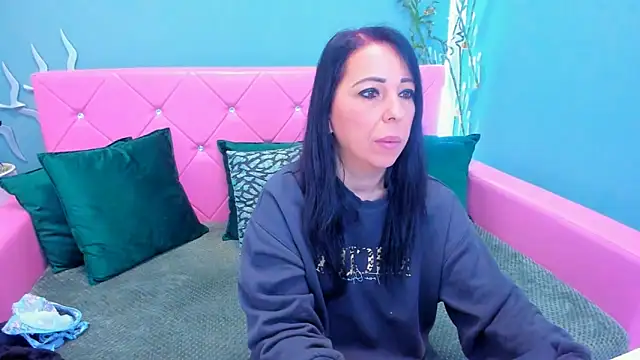 Snapshot of LauraSin chatting on 12/01/25, 04:24 LauraSin online show from 12/01/25, 04:24