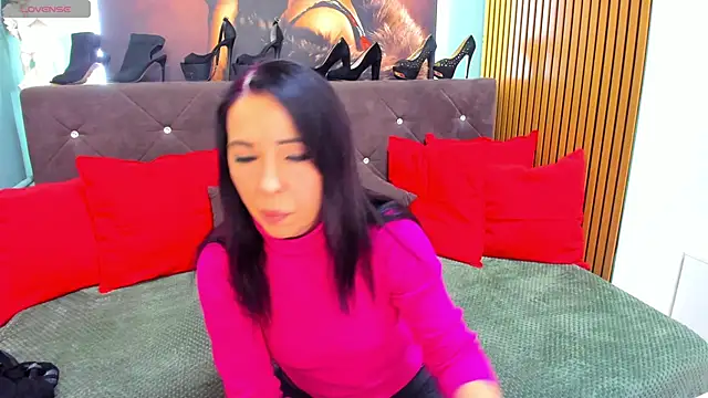 LauraSin online show from 02/17/26, 07:00