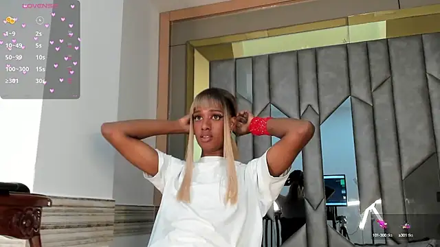 Snapshot of Doll_Isaa chatting on 12/29/24, 04:40 Doll Isaa online show from 12/29/24, 04:40