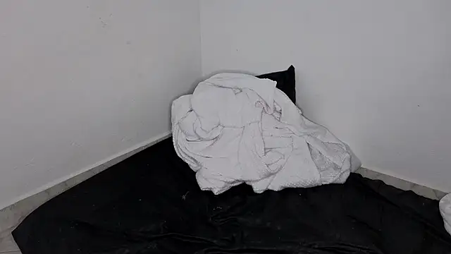 Snapshot of soysara15 chatting on 02/14/26, 05:02 soysara15 online show from 02/14/26, 05:02