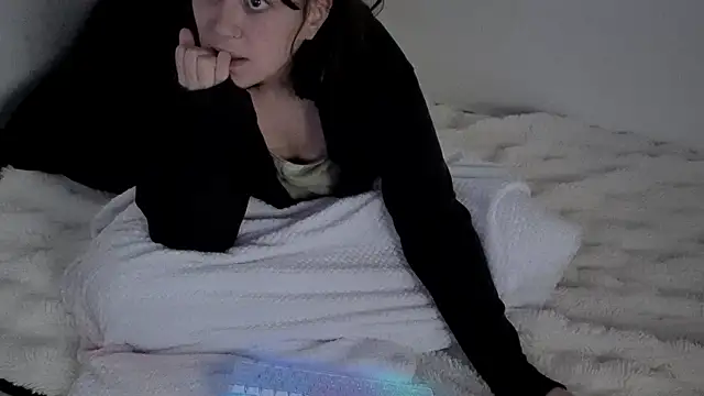 Snapshot of soysara15 chatting on 03/18/26, 02:19 soysara15 online show from 03/18/26, 02:19