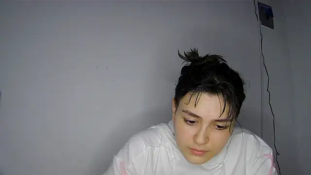 Snapshot of soysara15 chatting on 06/16/26, 02:33 soysara15 online show from 06/16/26, 02:33