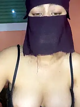 Snapshot of Lalou chatting on 11/17/25, 10:19 Lalou online show from 11/17/25, 10:19