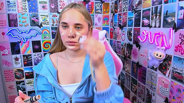 MiaMilas online show from 12/15/25, 02:01