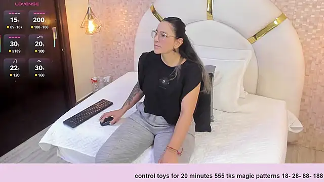 Snapshot of sophie_1 chatting on 03/01/25, 03:10 sophie 1 online show from 03/01/25, 03:10
