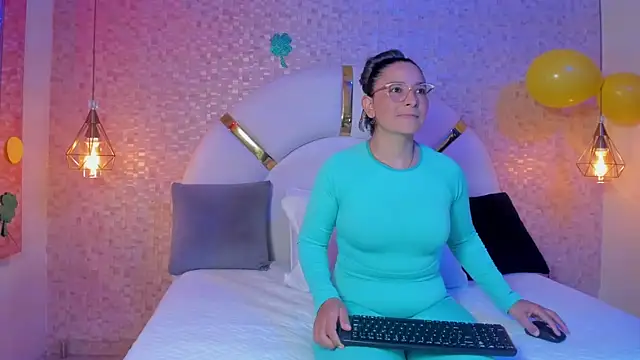 Snapshot of sophie_1 chatting on 03/20/25, 03:13 sophie 1 online show from 03/20/25, 03:13