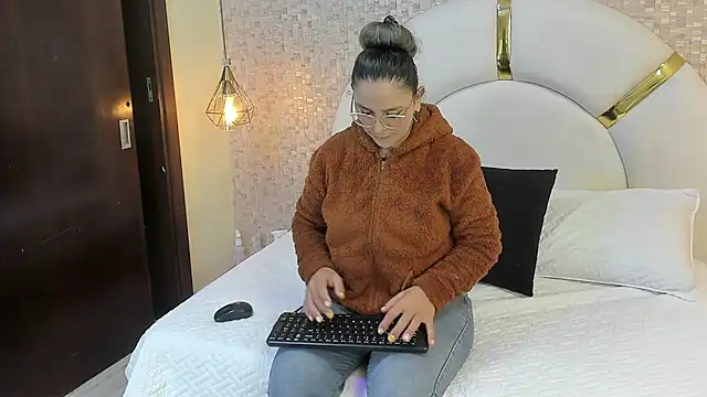 Snapshot of sophie_1 chatting on 02/26/25, 03:03 sophie 1 online show from 02/26/25, 03:03