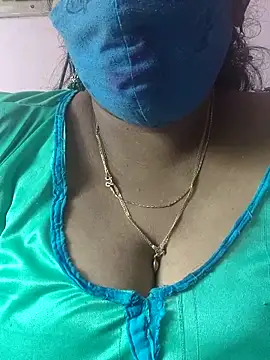 Snapshot of mallu-sumi chatting on 10/31/25, 03:03 mallu-sumi online show from 10/31/25, 03:03